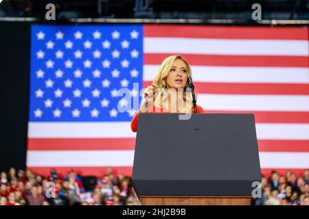 Campagne de Trump 2020 Kayleigh McEnany, Attaché de presse, s'exprime lors d'un rassemblement de campagne alors que la Chambre des représentants vote pour destituer le président Trump. Banque D'Images