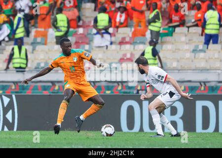 Douala, CAMEROUN - JANVIER 26: Nicolas Pepe de Côte d'Ivoire et Omar Kamal d'Egypte en action pendant la coupe d'Afrique des Nations 2021 disputes - 1/8-finales match entre la Côte d'Ivoire et l'Egypte au stade Japoma, Douala, 26 janvier 2022 à Douala, Cameroun.(Photo de SF) crédit: Sebo47/Alay Live News Banque D'Images