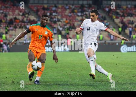 Douala, CAMEROUN - JANVIER 26 : Serge Aurier de Côte d'Ivoire et Mostafa Mohamed d'Egypte en action pendant la coupe d'Afrique des Nations 2021 play offs - 1/8-finales match entre la Côte d'Ivoire et l'Egypte au stade Japoma, Douala, 26 janvier 2022 à Douala, Cameroun.(Photo de SF) crédit: Sebo47/Alay Live News Banque D'Images