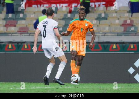 Douala, CAMEROUN - JANVIER 26: Wilfried Zaha de Côte d'Ivoire et Omar Kamal d'Egypte en action pendant la coupe d'Afrique des Nations 2021 disputes - 1/8-finales match entre la Côte d'Ivoire et l'Egypte au stade Japha, Douala, 26 janvier 2022 à Douala, Cameroun.(Photo de SF) crédit: Sebo47/Alay Live News Banque D'Images