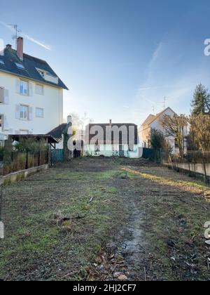 Petite maison abandonnée entourée d'un grand complexe d'appartements Banque D'Images