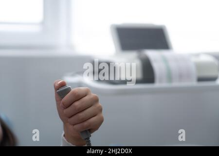 Gros plan femme enceinte sur la table de l'hôpital pendant la cardiotographie de contrôle médical.Consulter un médecin gynécologue à la clinique pour un consultant en grossesse Banque D'Images