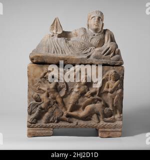 Albâtre cineraire urne 3rd siècle avant J.-C. étrusque la femme inclinable représentée sur le couvercle porte un collier de serrage lourd et tient un ventilateur dans sa main droite.La frise dépeint deux paires de Grecs qui combattent les amazones, tandis que le démon de la mort étrusque Vanth se trouve à droite.L'Amazonie est bien connue de l'art grec, surtout depuis le quatrième siècle, et apparaît également sur d'autres œuvres étrusques dans cette galerie.L'inclusion de la Vanth est un ajout étrusque caractéristique à la représentation.Les vestiges de peinture survivent dans les yeux, les boucliers et les ceintures.Albâtre cineraire.Étrusque.3r Banque D'Images