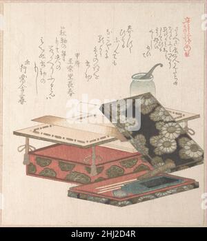 Table et écriture ensemble 19th Century Kubo Shunman les objets japonais Lacquer sont souvent représentés sur de luxueuses cartes de vœux du nouvel an en édition limitée (surimont).Cet imprimé montre une petite table d'écriture décorée de maki-e avec une carte de poème non brossé (tanzaku).À côté du tableau se trouve une boîte d'écriture de laque.À l'extérieur, il est décoré avec de l'or et de l'argent chrysanthème maki-e, tandis que l'intérieur est laque rouge.Il contient une pierre à encre, un compte-gouttes d'eau, un bâton d'encre et trois brosses.Les brosses sont très fines, adaptées à la calligraphie tanzaku.Les poèmes révèlent que ces ar Banque D'Images