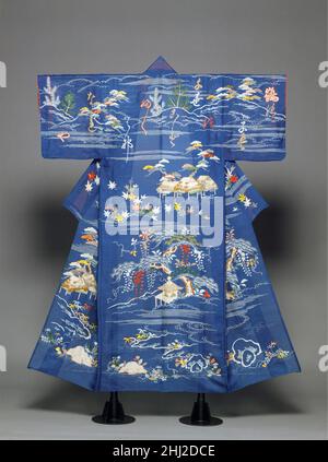 Kimono d'été sans doublure (Hito-e) avec Paysage et poème deuxième moitié du Japon du 18th siècle cette robe légère et sans doublure (Hito-e) est conçue pour l'été.Sur fond bleu, les fleurs et les plantes des quatre saisons apparaissent en paysage.Les fleurs printanières sont représentées le long de l'ourlet; au-dessus d'elles, on voit de la wisteria et d'autres plantes d'été; vers le milieu apparaissent des feuilles d'érable automnales; et autour de l'encolure et sur les manches sont des motifs d'hiver de pinède.Les personnages d'un poème heureux célébrant la longévité et le bonheur font leur chemin de l'avant à l'arrière de la robe:[front]Tosh Banque D'Images