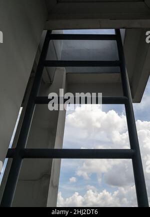 L'échelle métallique près de l'extérieur de la salle de réunion pour grimper sur le toit du bâtiment de bureau. Vue de face avec l'espace de copie. Banque D'Images