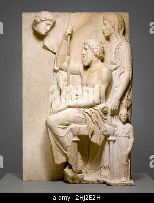 Stèle de tombe en marbre avec un groupe de famille ca.360 C.-B. grec, Attic parce que la niche d'encadrement qui était autrefois entourée de ce relief est manquante, il n'y a pas d'inscriptions qui pourraient identifier le défunt.L'homme assis et la femme voilée derrière lui sont droit devant, comme si la jeune femme qui les regarde vers le bas était invisible.Pleurent-ils leur fille morte ?Pleure-t-elle son père mort, ou est-elle la seule survivante du groupe?Malgré son ambiguïté et sa tristesse solennelle, le soulagement traduit un sens intense, bien que limité, de l'unité familiale.Sculptée par un maître, cette stèle grave est un o Banque D'Images