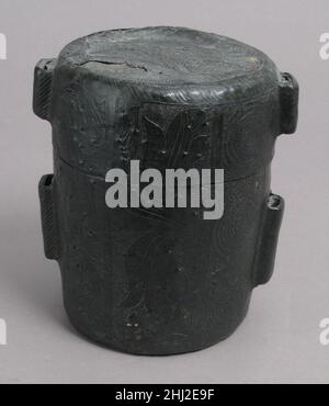 Case, Cup 15th siècle Italien ou Français puisque les voyageurs au Moyen-âge ont généralement leur propre ustensiles de cuisine, il y avait un certain nombre de étuis en cuir moulés pour s'adapter aux formes de tasses, couteaux, fourchettes, ou cuillères, qui protégeraient les objets pendant qu'ils étaient transportés sur un voyage.Comme ces objets étaient souvent faits de matériaux coûteux, leur valeur seule justifiait la fabrication de cas pour eux, souvent avec une décoration riche.Des étuis luxueusement outillés et peints faits pour la couronne impériale et l'épée cérémonielle de l'Empire romain Saint ont survécu.Cependant, d'autres moins ornaiement orned et iden Banque D'Images