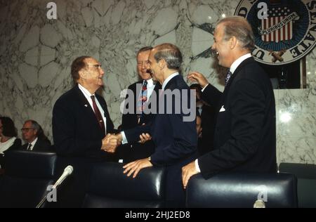 Le sénateur américain J. Strom Thurmond (républicain de la Caroline du Sud), membre de la Commission judiciaire du Sénat américain, accueille le juge en chef de la Cour d'appel des États-Unis pour le premier circuit, Stephen G. Breyer,LE président AMÉRICAIN Bill Clinton est désigné pour remplacer le juge sortant Harry Blackmun au poste de juge associé de la Cour suprême des États-Unis, au centre-droit, lors de son audition de confirmation à Capitol Hill à Washington, DC, le 12 juillet 1994.De gauche à droite ; le sénateur Thurmond, le sénateur américain Orrin Hatch (républicain de l'Utah), le juge Breyer et le sénateur américain Joe Biden (démocrate du Delaware), le président, États-Unis S. Banque D'Images