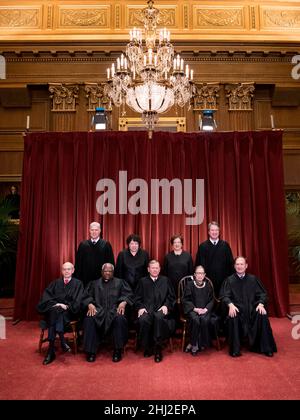 Les juges de la Cour suprême posent pour leur portrait de groupe officiel à la Cour suprême le 30 novembre 2018 à Washington, DC assis de gauche à droite :Le juge associé Stephen Breyer, le juge associé Clarence Thomas, le juge en chef John G. Roberts, le juge associé Ruth Bader Ginsburg et le juge associé Samuel Aito, Jr., debout de gauche à droite : le juge associé Neil Gorsuch, le juge associé Sonia Sotomayor, le juge associé Elena Kagan et le juge associé Brett M. Kavanaugh.(Photo de Kevin Dietsch/Pool/Sipa USA) Banque D'Images