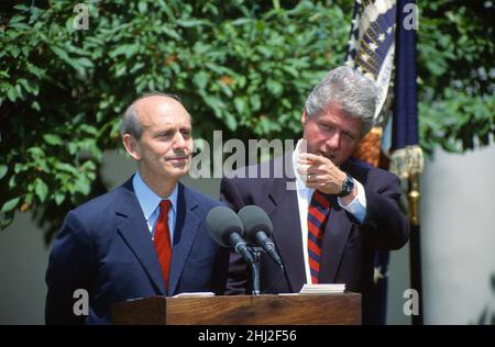 Washington, États-Unis d'Amérique.07th octobre 2021.Le président des États-Unis, Bill Clinton, gestuelle après avoir nommé le juge en chef de la Cour d'appel des États-Unis pour le premier circuit, Stephen G. Breyer,En tant que juge associé de la Cour suprême des États-Unis pour remplacer le juge sortant Harry Blackmun dans une cérémonie dans le jardin des roses de la Maison Blanche à Washington, DC le 13 mai 1994.Credit: Ron Sachs/CNP/Sipa USA Credit: SIPA USA/Alay Live News Banque D'Images