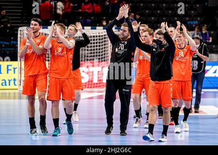 BUDAPEST, HONGRIE - JANVIER 26 : l'équipe des pays-Bas remercie leurs fans et leurs supporters, Robin Schoenaker des pays-Bas, Ivar Stasgrands des pays-Bas,Thijs van Leeuwen des pays-Bas lors du match du groupe principal de l'EHF Euro 2022 entre les pays-Bas et la Croatie au MVM Dome le 26 janvier 2022 à Budapest, Hongrie (photo de Henk Seppen/Orange Pictures) Banque D'Images