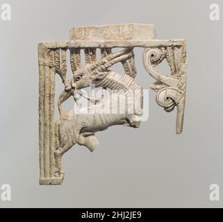 Plaque de meubles ajourés avec un oryx de pâturage dans une forêt de frondes ca.9th–8th Century B.C. le mobilier assyrien incrusté de plaques d'ivoire sculptées a été très prisé par les rois assyriens.Au cours des neuvième à septième siècles av. J.-C., de grandes quantités de produits de luxe, souvent agrémentés d'ivoire sculpté dans les styles local, syrien et phénicien, se sont accumulées dans des palais assyriens, dont la plupart étaient des butin ou des hommages.Cet objet appartient à un groupe de plaques représentant des animaux et des plantes stylisées.Ils ont été fabriqués par des maîtres sculpteurs dans une technique d'ouverture délicate caractéristique de la sculpture d'ivoire phénicienne.Howe Banque D'Images