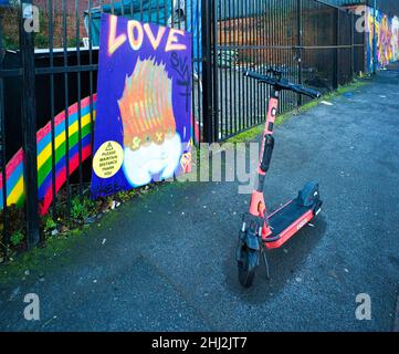 Un scooter électrique VOI stationné sur une chaussée givrée dans la zone de Digbeth à Birmingham Banque D'Images