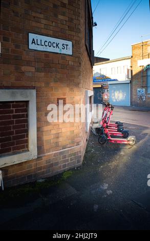 Trottinettes électriques VOI garées à Allcock Street à Digbeth, Birmingham Banque D'Images