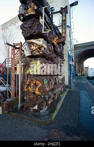 Des voitures écrasées qui font un mur au parking de l'usine Custard à Digbeth, Birmingham Banque D'Images