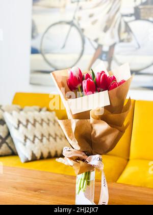 Bouquet de magnifiques tulipes roses dans vase transparent isolé . Banque D'Images
