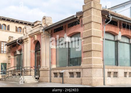 Llucmajor, Espagne; janvier 21 2022: Construction de l'ancien marché municipal dans la ville majorquine de Llucmajor, actuellement le siège de la municipalité Banque D'Images