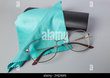 Lunettes de lecture avec nepkin et étui gros plan sur fond gris. Banque D'Images