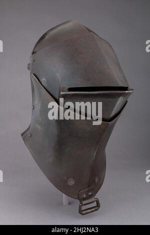 Aide du tournoi ca.1420–30 peut-être italien ou français bien que des casques très similaires soient représentés dans des œuvres d'art du début du XVe siècle, presque aucun autre exemple réel de ce type n'existe aujourd'hui.Peut-être conçu à l'origine pour une utilisation au combat, il semble avoir été converti en casque joutant pendant sa durée de vie.La marque de l’armurmure, une lettre gothique T, se trouve sur au moins trois autres pièces d’armure du XVe siècle.Le casque a été acquis par le Musée dans le cadre de la collection du Duc de Dino en 1904.Aide du tournoi peut-être italien ou français. CA.1420–30.Acier.Casques Banque D'Images