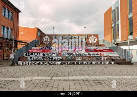 Tribune en bois pour les fans de football du FC St. Pauli, avec logo du groupe Ultra Sankt Pauli, graffiti et slogans, Hambourg, Allemagne Banque D'Images