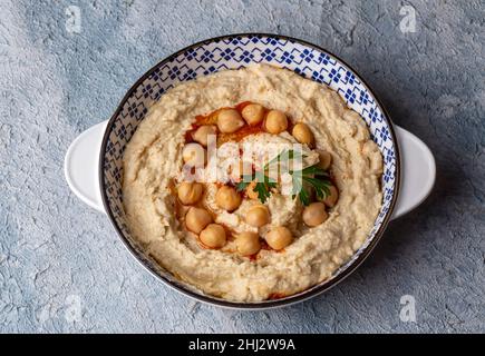 Houmous, pois chiches sur l'assiette, délicieux plats traditionnels turcs (nom turc ; humus) Banque D'Images