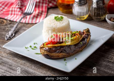 Délicieux plats traditionnels turcs ; plat de viande et d'aubergine, (nom turc ; Karniyarik) Banque D'Images