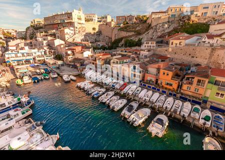 Port de pêche traditionnel Vallon des Auffes avec des maisons pittoresques et des bateaux, Marseille, France Banque D'Images