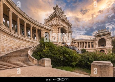 Coucher de soleil sur le Palais Longchamp à Marseille, France.Un des monuments les plus impressionnants de la ville. Banque D'Images