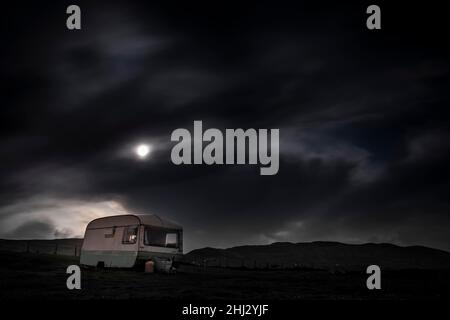 Vieille caravane dans un pré sous pleine lune, Beara Peninsula, Irlande Banque D'Images