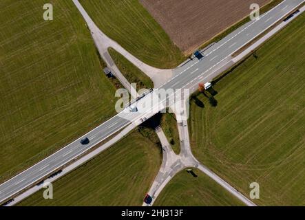 Image de drone, intersection d'une route de campagne avec une voie de campagne près d'Abersee, Salzkammergut, province de Salzbourg, Autriche Banque D'Images