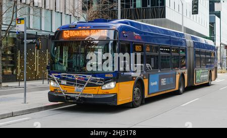 Seattle - 23 janvier 2022 ; autobus articulé King County Metro dans le centre-ville de Seattle avec un porte-vélo attaché Banque D'Images