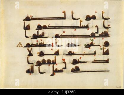 Folio d'un manuscrit de Qur'an fin 9th–début 10th siècle comme beaucoup de portefeuilles de Qur'an, celui-ci est écrit sur parchemin à l'encre noire avec un stylo à lame à gros-quatre.Les lettres allongées horizontalement que l'on voit ici sont caractéristiques du Qur'ans kufic précoce sur parchemin, et sont considérées comme une réponse au format de page rectangulaire.Le script angulaire est modéré par la rondeur de plusieurs lettres qui ressemblent à de grands points noirs, leurs espaces vides intérieurs réduits presque à un point d'aiguille.Les points rouges et verts indiquent les repères de broche.Folio d'un manuscrit Qur'an. Fin 9th–début 10th siècle.Po Banque D'Images