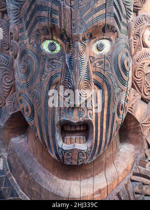 Visage, masque sculpté, sculpture maorie, Whakarewarewa, Rotorua,Île du Nord, Nouvelle-Zélande Banque D'Images