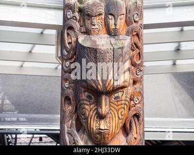 Visage, masque sculpté, sculpture maorie, Whakarewarewa, Rotorua,Île du Nord, Nouvelle-Zélande Banque D'Images