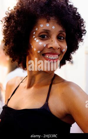 Actrice se prépare dans le dressing pour prendre la scène au théâtre.Salvador Bahia Brésil. Banque D'Images