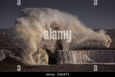 Des vagues géantes battent le grand phare de 15meter qui garde la jetée sud à l'embouchure de la Tyne à South Shields, en Angleterre Banque D'Images