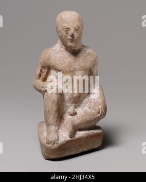 Statuette en terre cuite d'un garçon assis 4th siècle avant J.-C. chypriote la figurine, de type 'temple garçons', est faite de moisissure et solide.Le dos est moulé, montrant les principales caractéristiques anatomiques.Statuette en terre cuite d'un garçon assis 241161 Banque D'Images