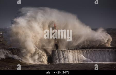 Des vagues géantes battent le grand phare de 15meter qui garde la jetée sud à l'embouchure de la Tyne à South Shields, en Angleterre Banque D'Images