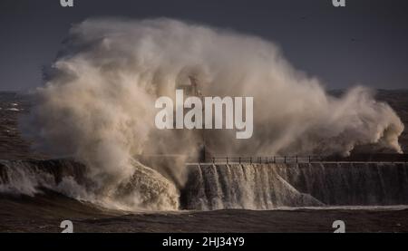 Des vagues géantes battent le grand phare de 15meter qui garde la jetée sud à l'embouchure de la Tyne à South Shields, en Angleterre Banque D'Images