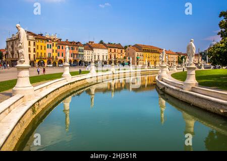 Prato della Valle, avec des statues en pierre, les célèbres citoyens de la ville, la plus grande place du centre-ville d'Europe, Padoue, trésor au coeur de la Vénétie Banque D'Images