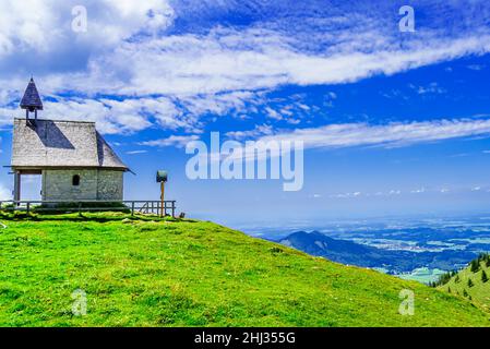 Belle chapelle du célèbre Kampenwand, Aschau im Chiemgau, Bavière, Allemagne Banque D'Images