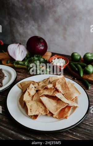 Ingrédients mexicains pour les pulaquiles vertes maison, nachos, maïs tortilla pour le petit-déjeuner au Mexique Banque D'Images