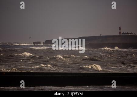 Des vagues géantes et des vents glacial provoqués par la tempête Darcy battent la côte nord-est à South Shields, en Angleterre Banque D'Images