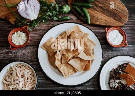 Ingrédients mexicains pour les pulaquiles vertes maison, nachos, maïs tortilla pour le petit-déjeuner au Mexique Banque D'Images