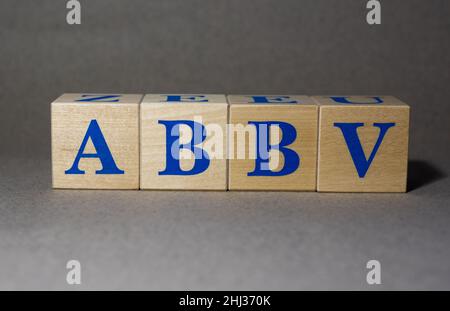 19 janvier 2022.New York, États-Unis.Symbole de stock Ticker d'AbbVie ABBV en cubes de bois sur fond gris. Banque D'Images