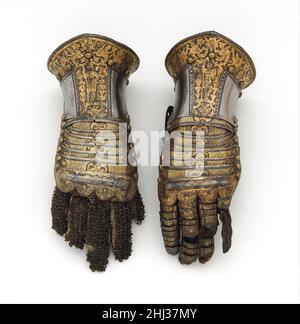 Paire de Gauntlets ca.1585 Italien, Milan ces petits gauntlets appartiennent à une armure pour le tournoi à pied fait pour l'héritier de sept ans du trône espagnol, le futur Philippe III (1578-1621, roi de 1598).La décoration est typiquement milanaise, avec des bandes de trophée ciselés et dorés-damasqués et ornement grotesque avec des points argentés.Une figure de Mars, dieu de la guerre, est vue au sommet de chaque manchette.Paire de Gauntlets 21939 Banque D'Images