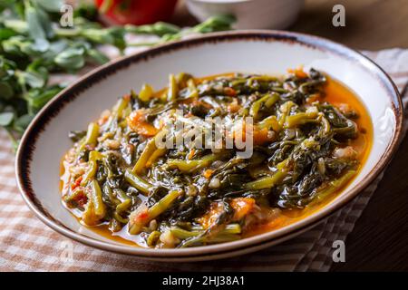 Cuisine turque traditionnelle, plat à la purée (nom turc ; semizotu yemegi) Banque D'Images