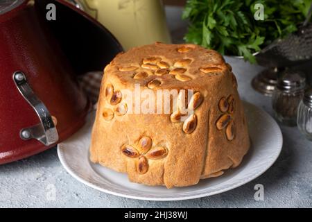 Perde Pilavi turc.Drapez le pilaf avec le poulet, l'amande et le raisin.Un riz local de la région de Siirt (nom turc; Siirt perde pilavi) Banque D'Images