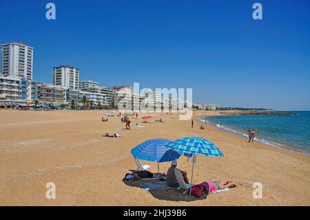 Vue sur la plage et la promenade, Quarteira, région de l'Algarve, Portugal Banque D'Images